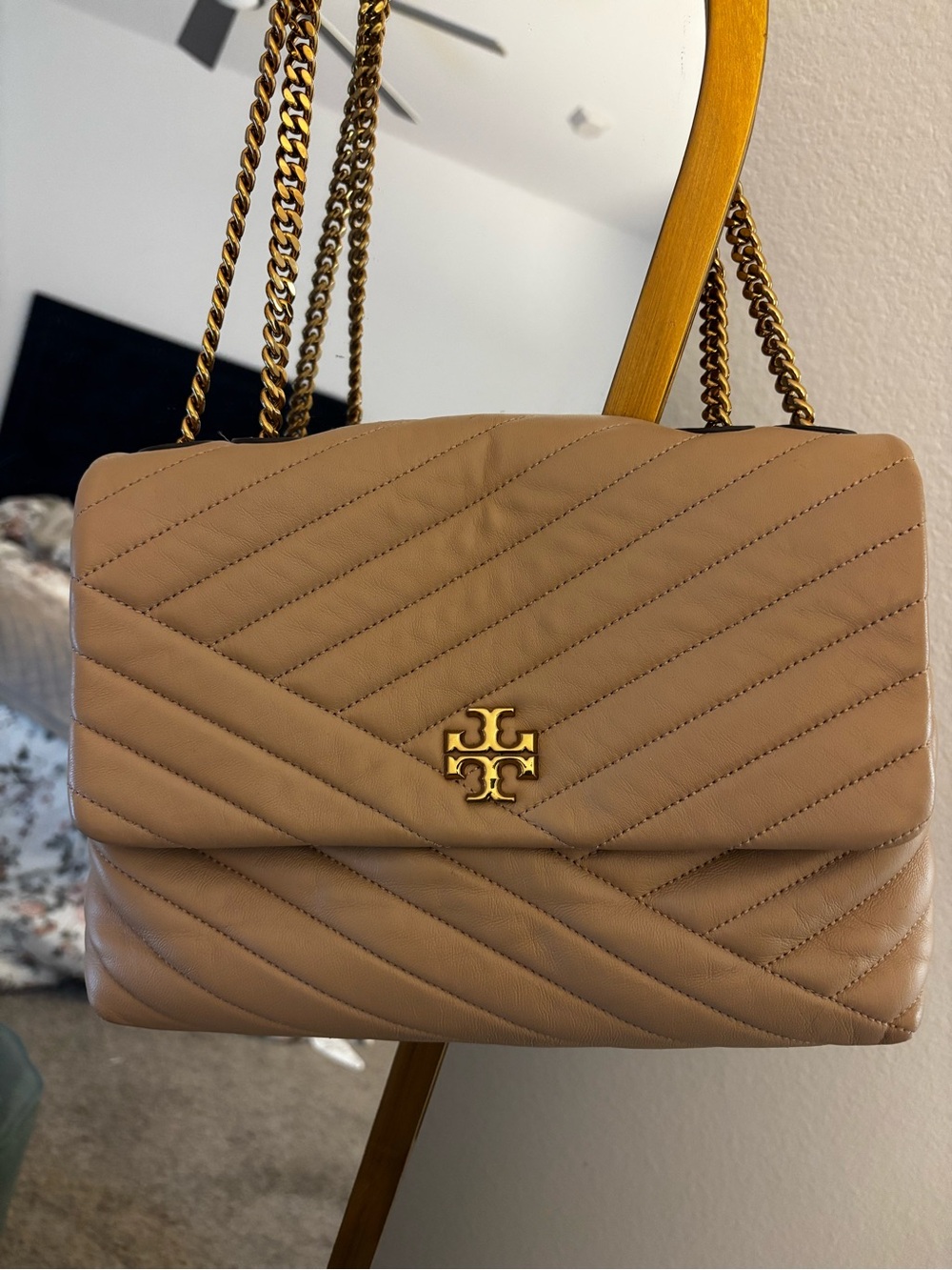 Tory Burch Quilted beige/blush Leather Chain Shoulder Bag with Gold Logo